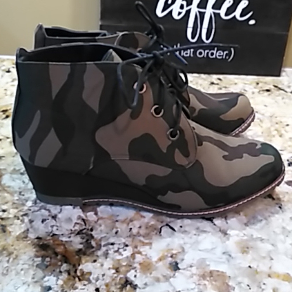 Shoes - Picture 2 of 7